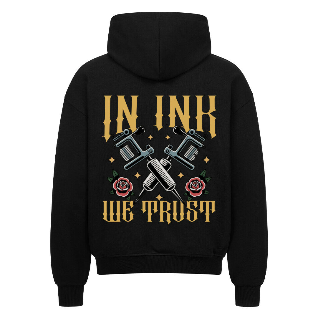 In ink we trust - Heavy Oversized Backprint Zipper Hoodie S Schwarz Tattoo Fashion von inked-mafia.de. Dieses Teil gehört in jeden Kleiderschrank eines inked-rebels! Finde ideale Geschenke für Tätowierte, Tattoofans oder Tätowierer.