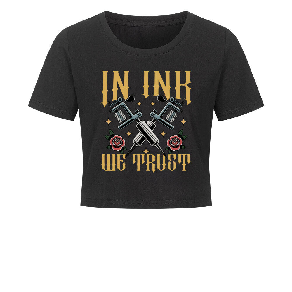 In ink we trust - Damen Crop Top T-Shirt XS Schwarz Tattoo Fashion von inked-mafia.de. Dieses Teil gehört in jeden Kleiderschrank eines inked-rebels! Finde ideale Geschenke für Tätowierte, Tattoofans oder Tätowierer.