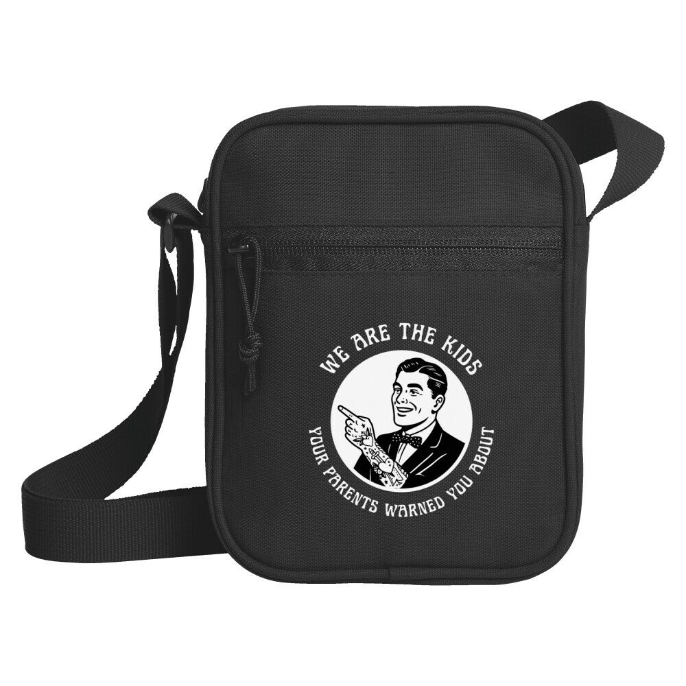 Kids - Umhängetasche SportTShirt Schwarz Tattoo Fashion von inked-mafia.de. Dieses Teil gehört in jeden Kleiderschrank eines inked-rebels! Finde ideale Geschenke für Tätowierte, Tattoofans oder Tätowierer.