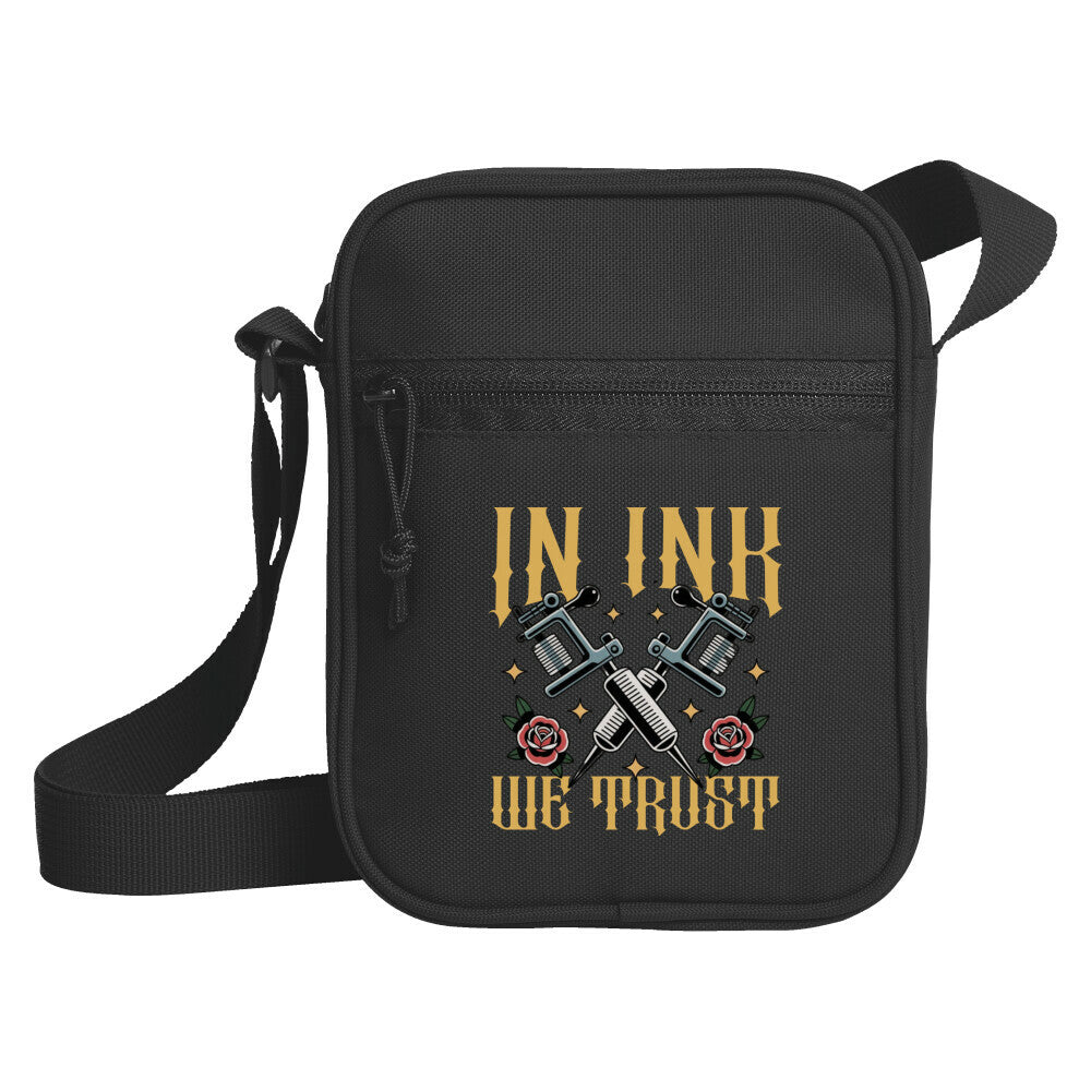 In ink we trust - Umhängetasche SportTShirt Standard Schwarz Tattoo Fashion von inked-mafia.de. Dieses Teil gehört in jeden Kleiderschrank eines inked-rebels! Finde ideale Geschenke für Tätowierte, Tattoofans oder Tätowierer.