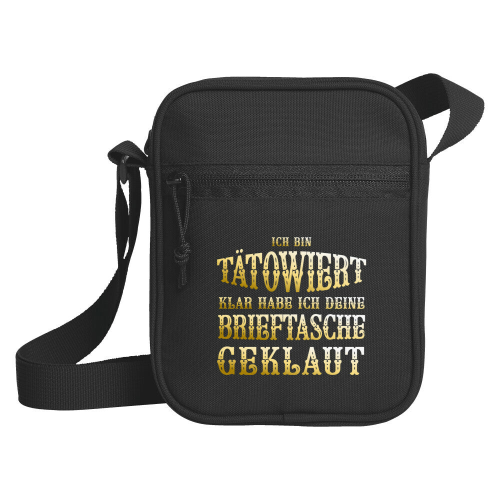 Brieftasche - Umhängetasche SportTShirt Schwarz Tattoo Fashion von inked-mafia.de. Dieses Teil gehört in jeden Kleiderschrank eines inked-rebels! Finde ideale Geschenke für Tätowierte, Tattoofans oder Tätowierer.