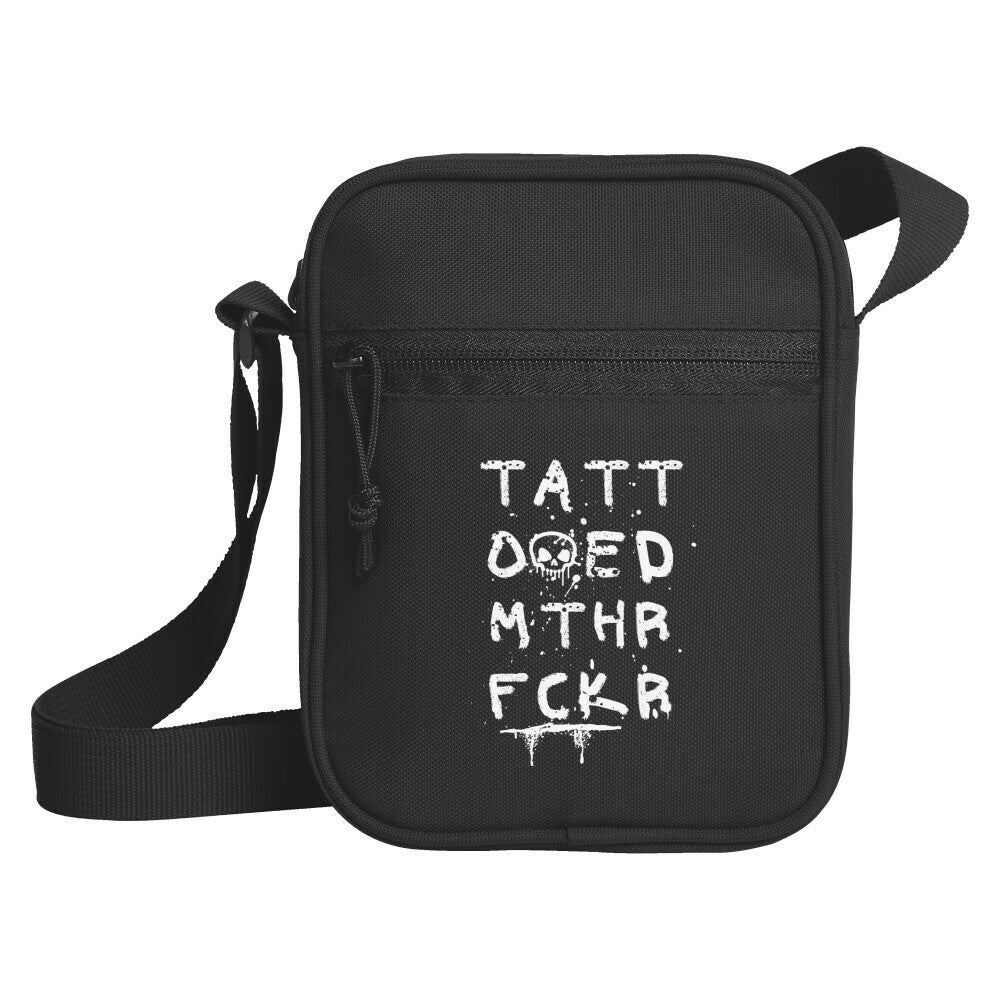 Mthrfckr - Umhängetasche SportTShirt Schwarz Tattoo Fashion von inked-mafia.de. Dieses Teil gehört in jeden Kleiderschrank eines inked-rebels! Finde ideale Geschenke für Tätowierte, Tattoofans oder Tätowierer.