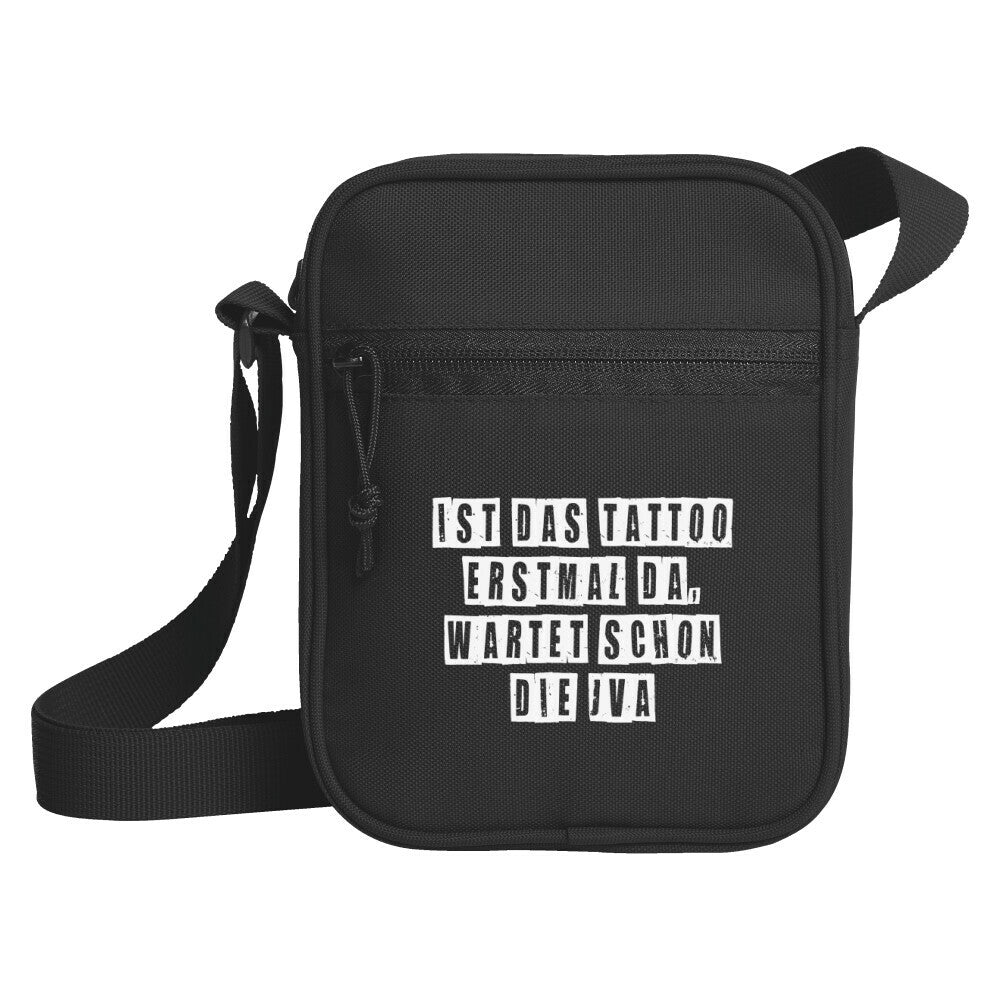 JVA - Umhängetasche SportTShirt Schwarz Tattoo Fashion von inked-mafia.de. Dieses Teil gehört in jeden Kleiderschrank eines inked-rebels! Finde ideale Geschenke für Tätowierte, Tattoofans oder Tätowierer.
