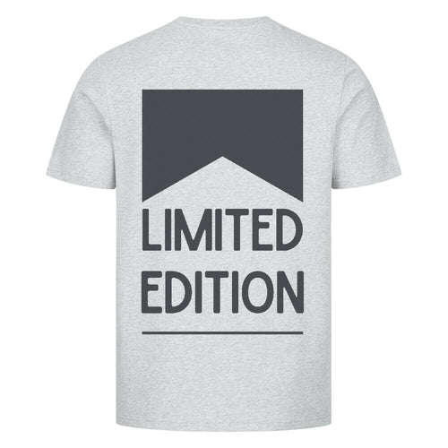 Limited Edition - Premium Backprint Shirt T-Shirt S Grau Tattoo Fashion von inked-mafia.de. Dieses Teil gehört in jeden Kleiderschrank eines inked-rebels! Finde ideale Geschenke für Tätowierte, Tattoofans oder Tätowierer.