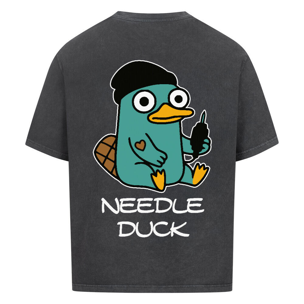 Needle Duck - Heavy Oversized Backprint Shirt T-Shirt XS Washed Black Tattoo Fashion von inked-mafia.de. Dieses Teil gehört in jeden Kleiderschrank eines inked-rebels! Finde ideale Geschenke für Tätowierte, Tattoofans oder Tätowierer.