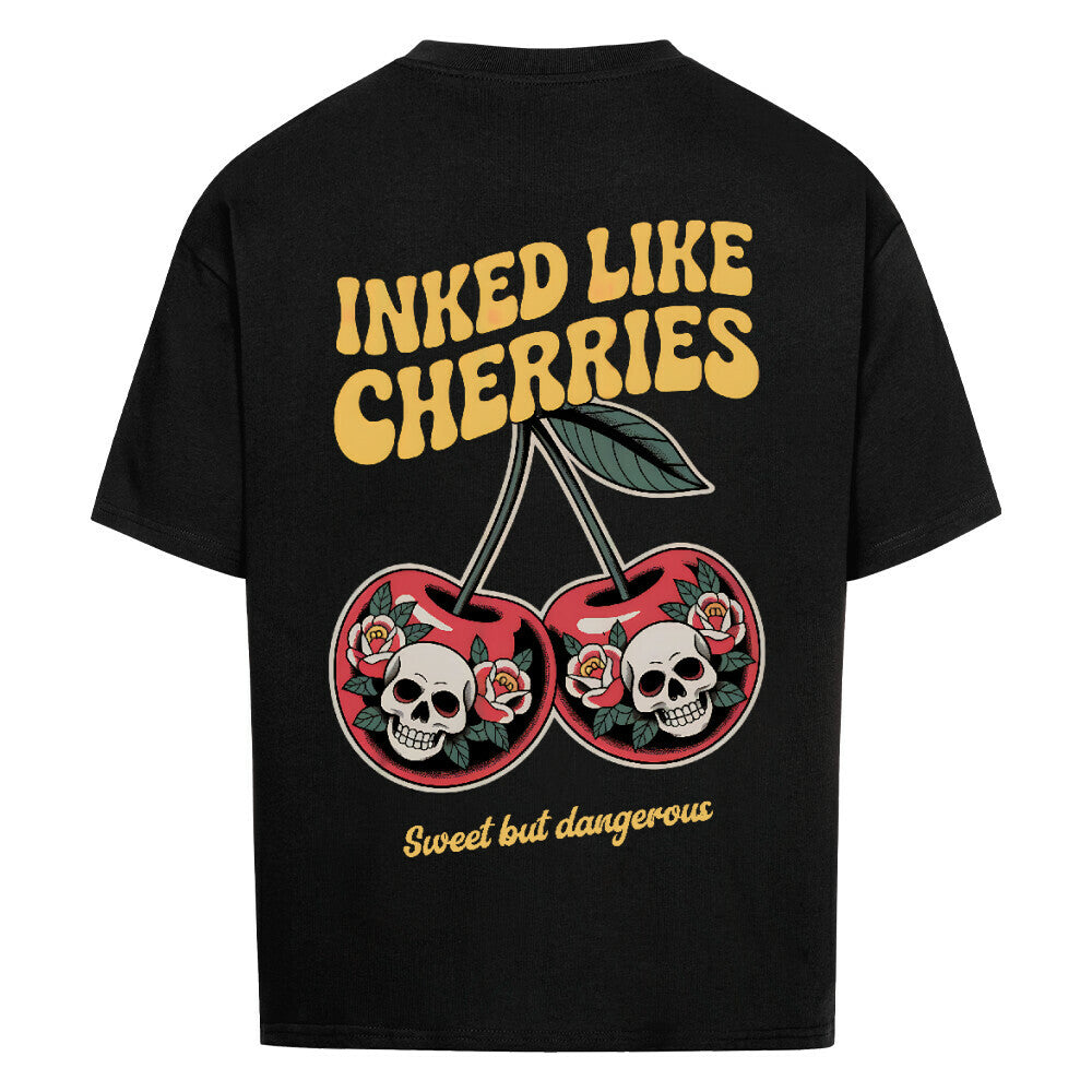 Cherries - Heavy Oversized Backprint Shirt T-Shirt XS Schwarz Tattoo Fashion von inked-mafia.de. Dieses Teil gehört in jeden Kleiderschrank eines inked-rebels! Finde ideale Geschenke für Tätowierte, Tattoofans oder Tätowierer.