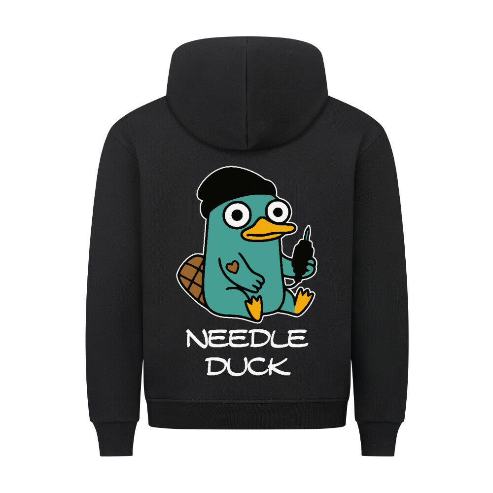Needle Duck - Backprint Hoodie Hoodie S Schwarz Tattoo Fashion von inked-mafia.de. Dieses Teil gehört in jeden Kleiderschrank eines inked-rebels! Finde ideale Geschenke für Tätowierte, Tattoofans oder Tätowierer.