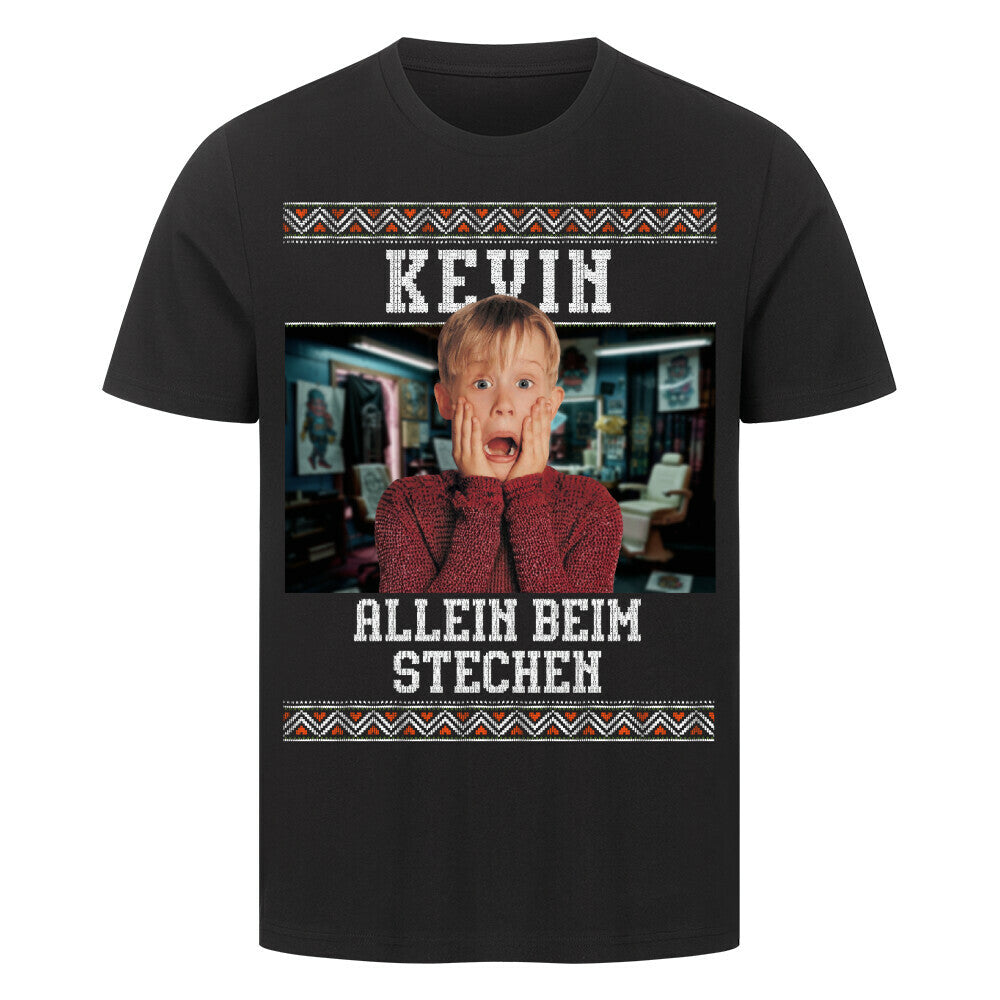 Kevin allein beim Stechen - Unisex Weihnachtsshirt T-Shirt S Schwarz Tattoo Fashion von inked-mafia.de. Dieses Teil gehört in jeden Kleiderschrank eines inked-rebels! Finde ideale Geschenke für Tätowierte, Tattoofans oder Tätowierer.