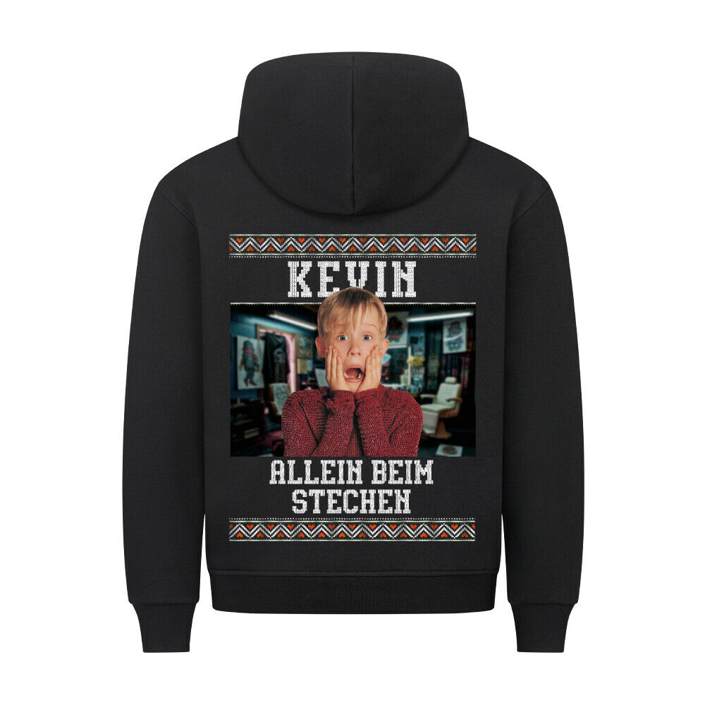 Kevin allein beim Stechen - Unisex Backprint Weihnachtshoodie Hoodie S Schwarz Tattoo Fashion von inked-mafia.de. Dieses Teil gehört in jeden Kleiderschrank eines inked-rebels! Finde ideale Geschenke für Tätowierte, Tattoofans oder Tätowierer.