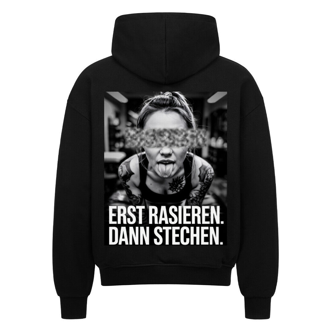 Erst Rasieren - Heavy Oversized Backprint Zipper Hoodie S Schwarz Tattoo Fashion von inked-mafia.de. Dieses Teil gehört in jeden Kleiderschrank eines inked-rebels! Finde ideale Geschenke für Tätowierte, Tattoofans oder Tätowierer.