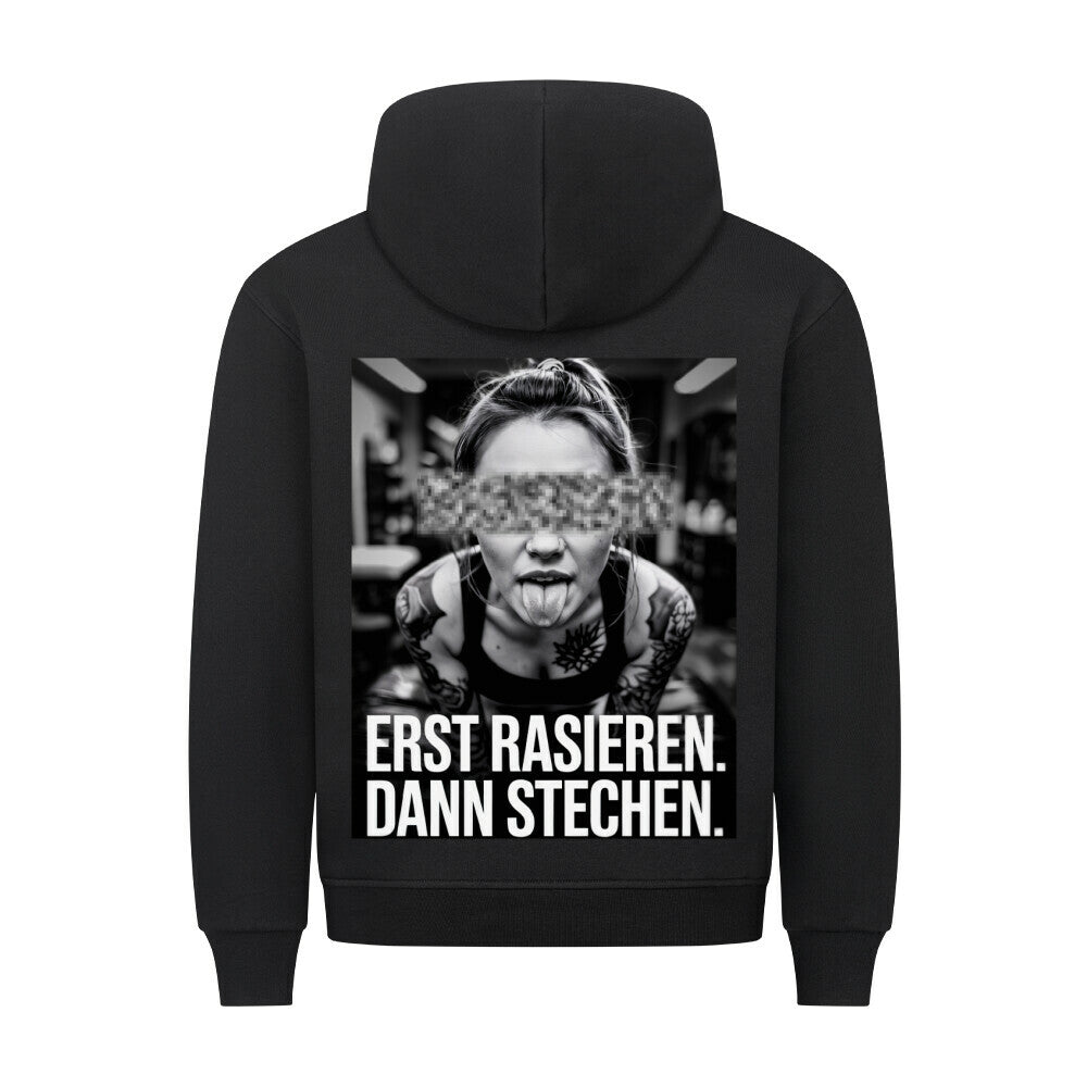 Erst Rasieren - Backprint Hoodie Hoodie S Schwarz Tattoo Fashion von inked-mafia.de. Dieses Teil gehört in jeden Kleiderschrank eines inked-rebels! Finde ideale Geschenke für Tätowierte, Tattoofans oder Tätowierer.