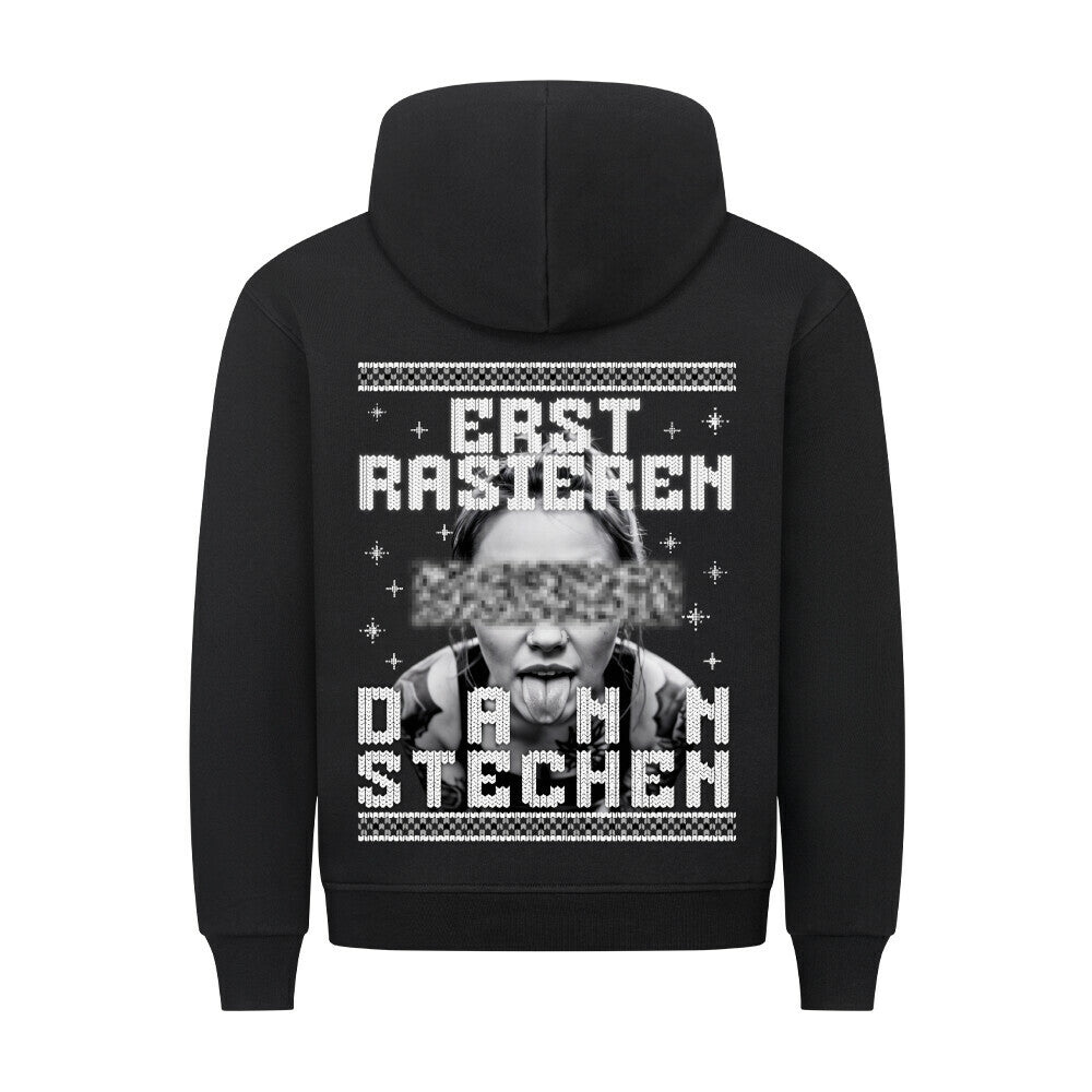 Erst Rasieren - Unisex Backprint Weihnachtshoodie Hoodie S Schwarz Tattoo Fashion von inked-mafia.de. Dieses Teil gehört in jeden Kleiderschrank eines inked-rebels! Finde ideale Geschenke für Tätowierte, Tattoofans oder Tätowierer.