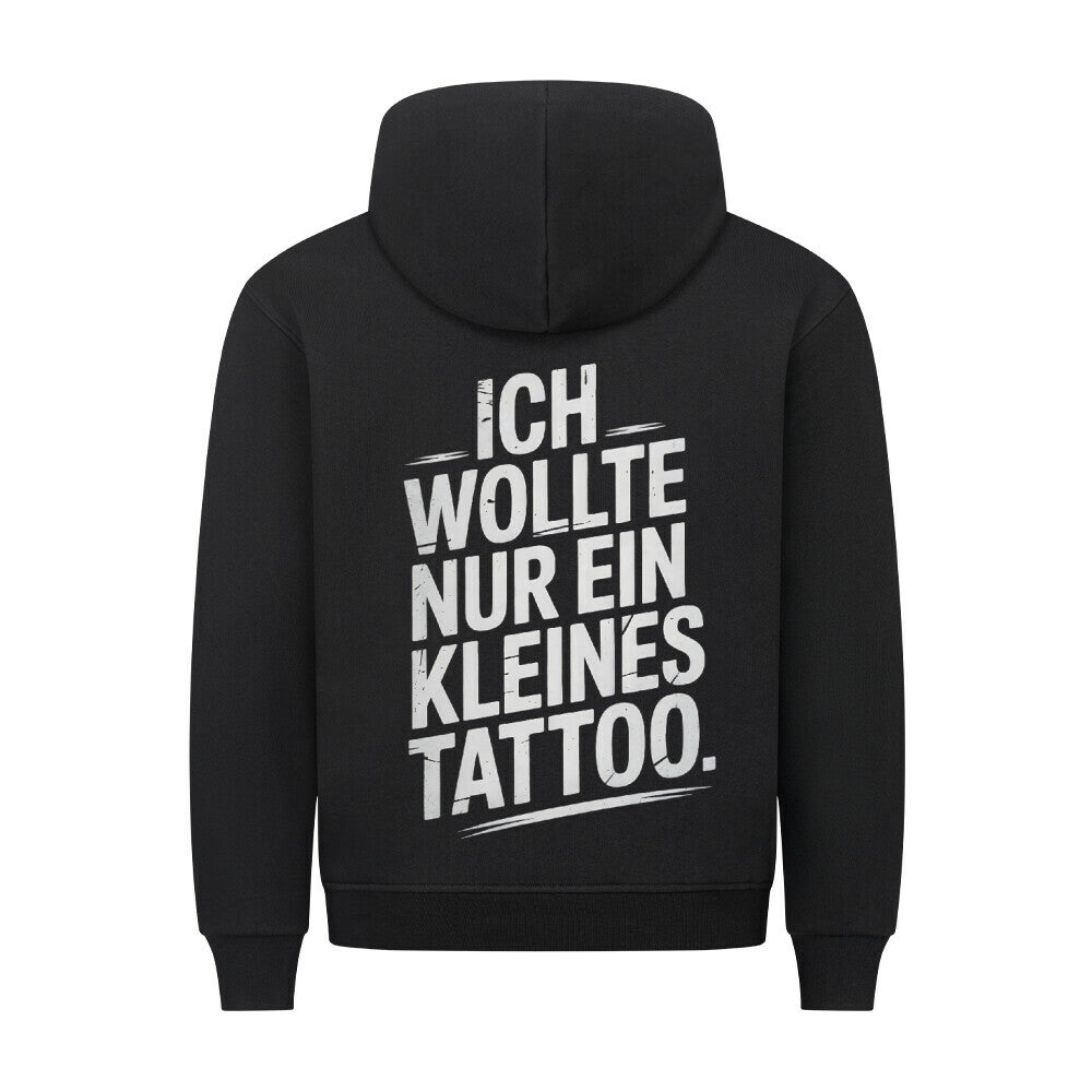 Nur ein kleines Tattoo - Backprint Hoodie Hoodie S Schwarz Tattoo Fashion von inked-mafia.de. Dieses Teil gehört in jeden Kleiderschrank eines inked-rebels! Finde ideale Geschenke für Tätowierte, Tattoofans oder Tätowierer.