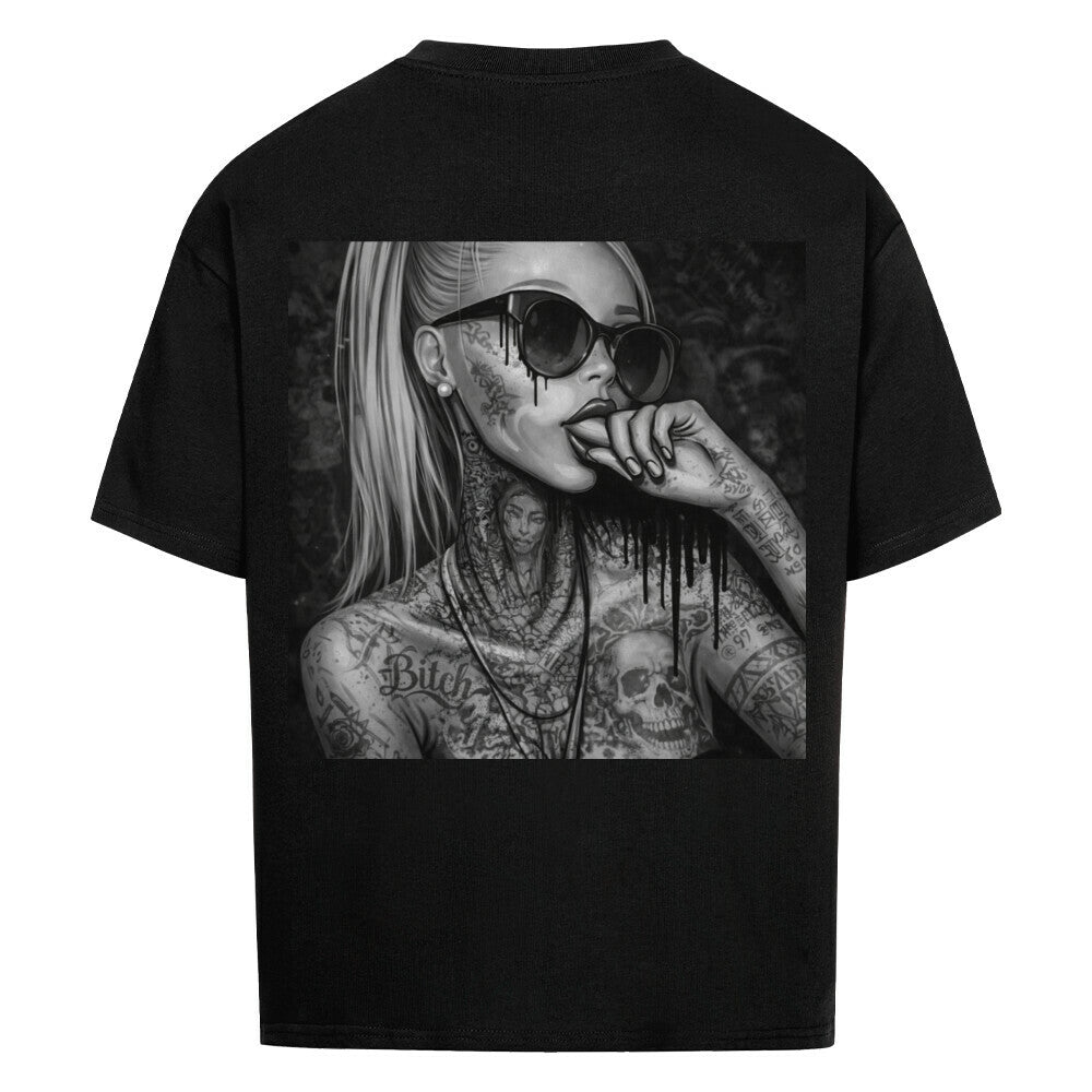Black&Grey Barbie Girl - Heavy Oversized Backprint Shirt T-Shirt XS Schwarz Tattoo Fashion von inked-mafia.de. Dieses Teil gehört in jeden Kleiderschrank eines inked-rebels! Finde ideale Geschenke für Tätowierte, Tattoofans oder Tätowierer.