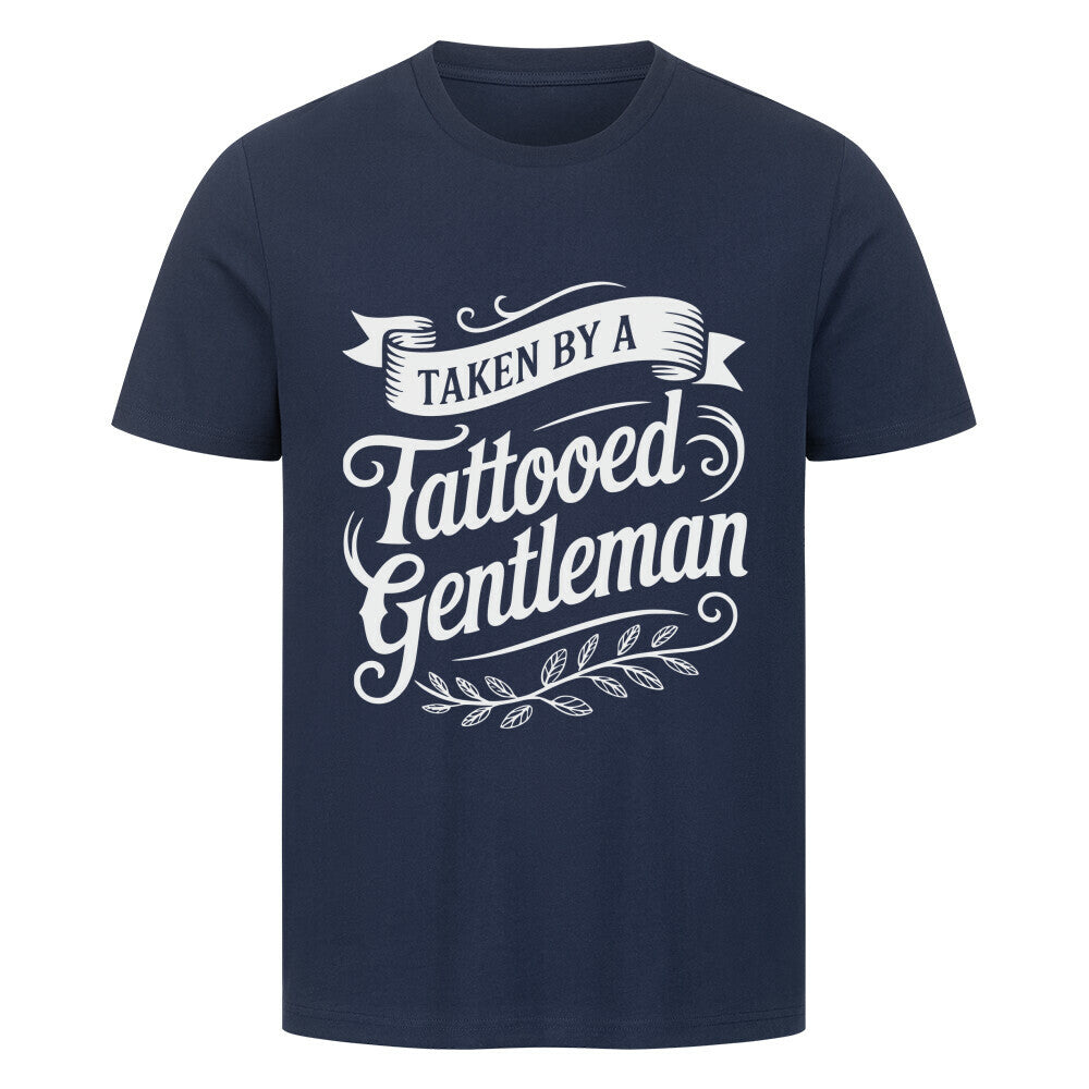 Gentleman - Premium Shirt T-Shirt S Navy Blue Tattoo Fashion von inked-mafia.de. Dieses Teil gehört in jeden Kleiderschrank eines inked-rebels! Finde ideale Geschenke für Tätowierte, Tattoofans oder Tätowierer.