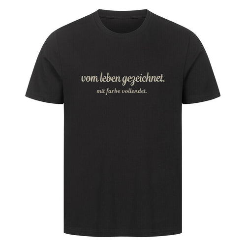vom leben gezeichnet. - Premium Shirt T-Shirt S Schwarz Tattoo Fashion von inked-mafia.de. Dieses Teil gehört in jeden Kleiderschrank eines inked-rebels! Finde ideale Geschenke für Tätowierte, Tattoofans oder Tätowierer.