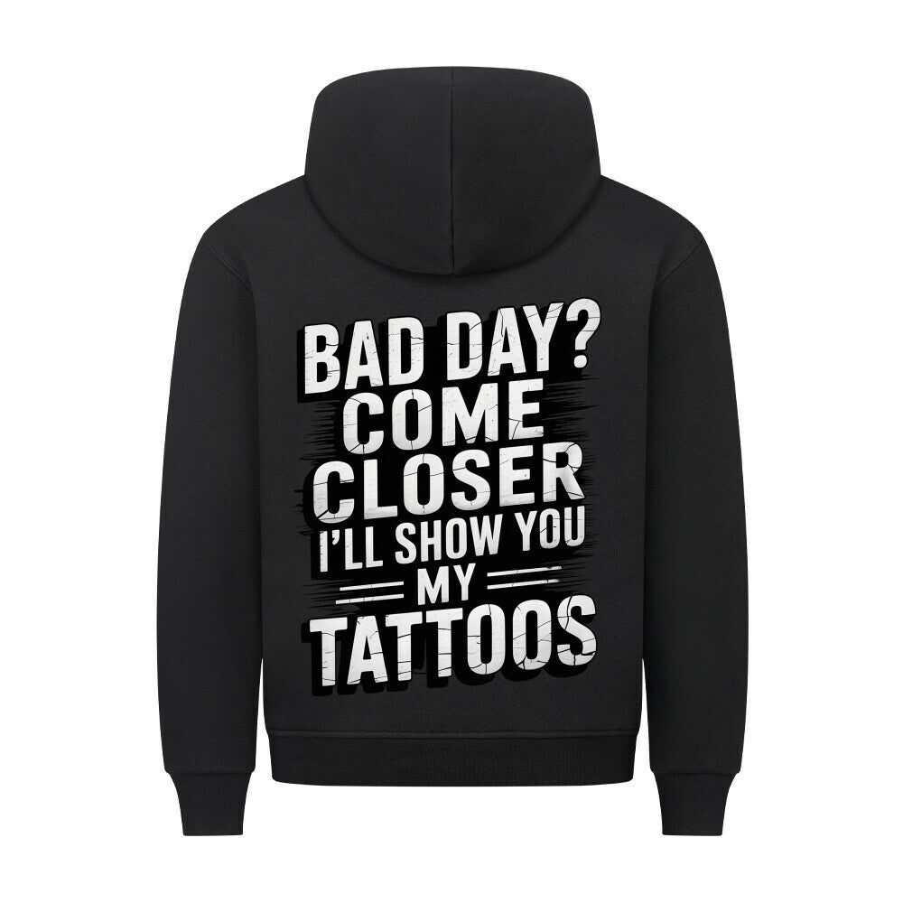 Bad Day - Backprint Hoodie Hoodie S Schwarz Tattoo Fashion von inked-mafia.de. Dieses Teil gehört in jeden Kleiderschrank eines inked-rebels! Finde ideale Geschenke für Tätowierte, Tattoofans oder Tätowierer.