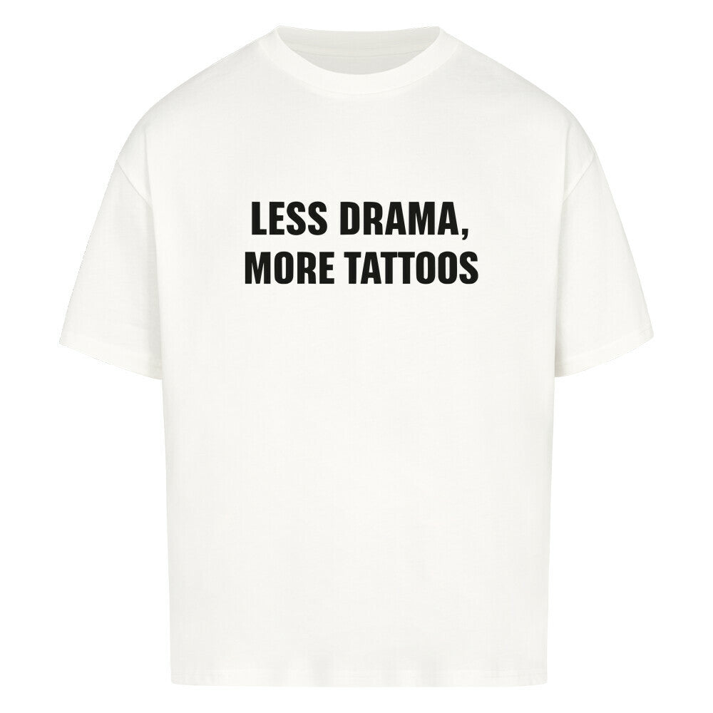 Less Drama - Heavy Oversized Shirt T-Shirt XS Weiß Tattoo Fashion von inked-mafia.de. Dieses Teil gehört in jeden Kleiderschrank eines inked-rebels! Finde ideale Geschenke für Tätowierte, Tattoofans oder Tätowierer.