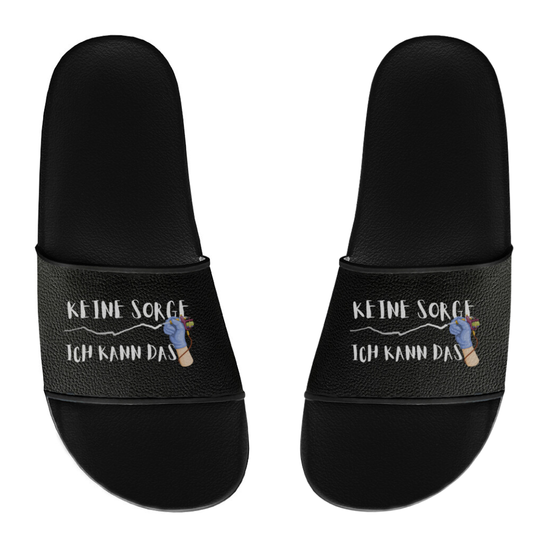 Ich kann das - Badelatschen Slippers     Tattoo Fashion von inked-mafia.de. Dieses Teil gehört in jeden Kleiderschrank eines inked-rebels! Finde ideale Geschenke für Tätowierte, Tattoofans oder Tätowierer.