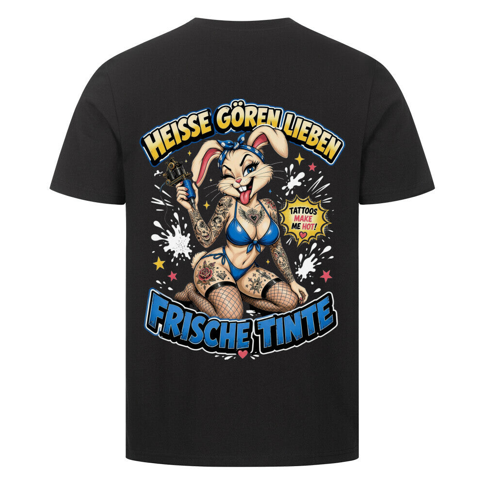 Frische Tinte - Premium Backprint Shirt T-Shirt S Schwarz Tattoo Fashion von inked-mafia.de. Dieses Teil gehört in jeden Kleiderschrank eines inked-rebels! Finde ideale Geschenke für Tätowierte, Tattoofans oder Tätowierer.