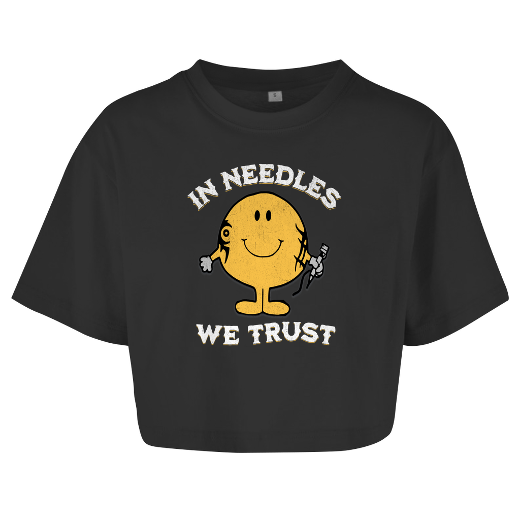 In needles we trust - Damen Oversized Crop Top Clothes  Schwarz XS  Tattoo Fashion von inked-mafia.de. Dieses Teil gehört in jeden Kleiderschrank eines inked-rebels! Finde ideale Geschenke für Tätowierte, Tattoofans oder Tätowierer.