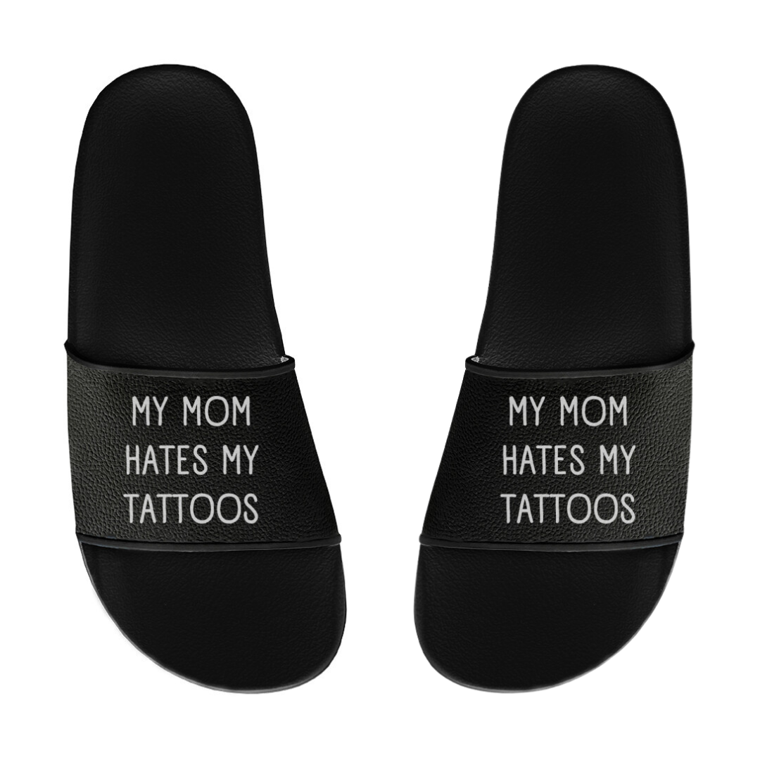 Mom - Badelatschen Slippers     Tattoo Fashion von inked-mafia.de. Dieses Teil gehört in jeden Kleiderschrank eines inked-rebels! Finde ideale Geschenke für Tätowierte, Tattoofans oder Tätowierer.