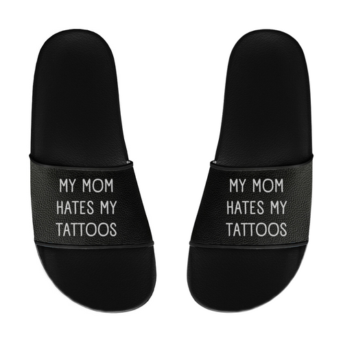 Mom - Badelatschen Slippers     Tattoo Fashion von inked-mafia.de. Dieses Teil gehört in jeden Kleiderschrank eines inked-rebels! Finde ideale Geschenke für Tätowierte, Tattoofans oder Tätowierer.
