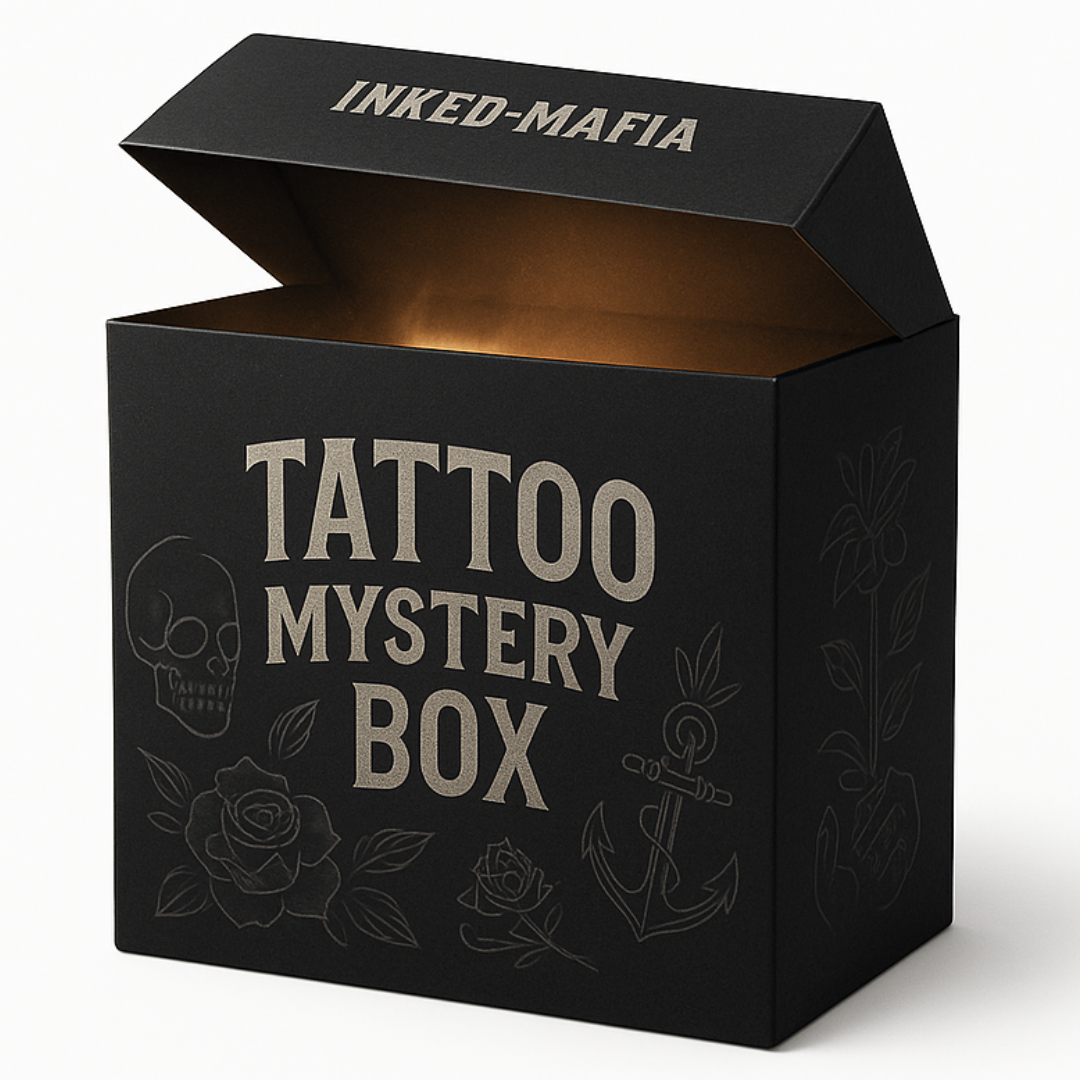 Mystery Box Tattoo Fashion von inked-mafia.de. Dieses Teil gehört in jeden Kleiderschrank eines inked-rebels! Finde ideale Geschenke für Tätowierte, Tattoofans oder Tätowierer.