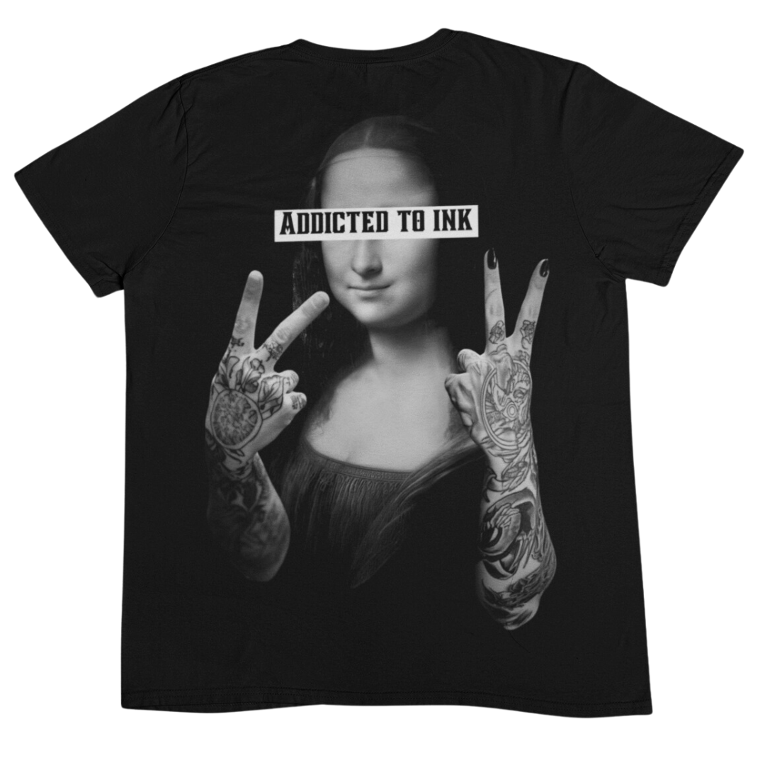 Mona - Premium Backprint Shirt T-Shirt S Schwarz Tattoo Fashion von inked-mafia.de. Dieses Teil gehört in jeden Kleiderschrank eines inked-rebels! Finde ideale Geschenke für Tätowierte, Tattoofans oder Tätowierer.