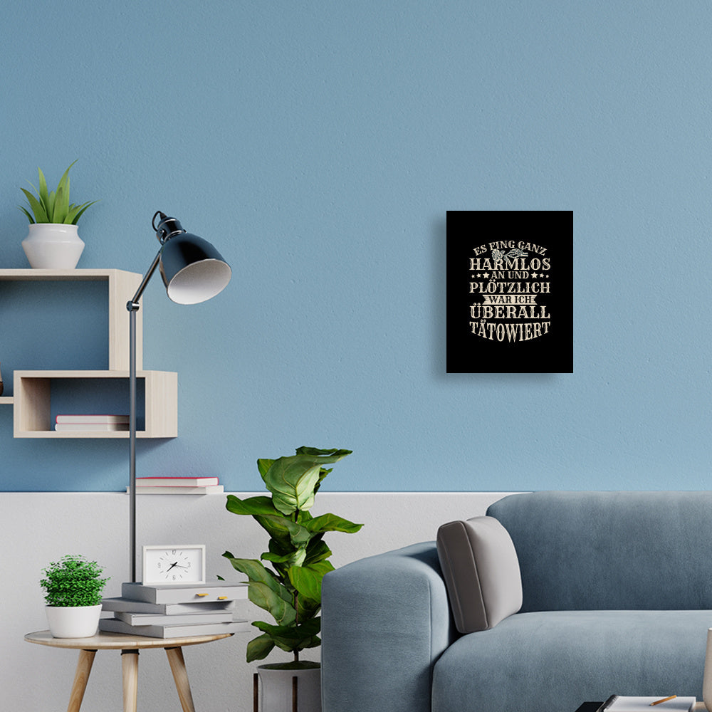 Es fing ganz harmlos an - Poster Poster  30cm x 40cm   Tattoo Fashion von inked-mafia.de. Dieses Teil gehört in jeden Kleiderschrank eines inked-rebels! Finde ideale Geschenke für Tätowierte, Tattoofans oder Tätowierer.