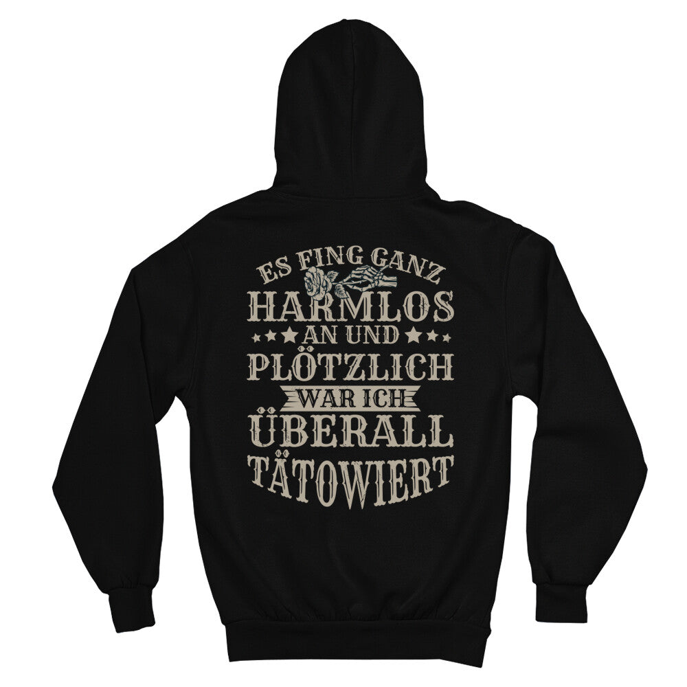 Es fing ganz harmlos an - Heavy Oversized Backprint Hoodie Hoodie  XS Schwarz  Tattoo Fashion von inked-mafia.de. Dieses Teil gehört in jeden Kleiderschrank eines inked-rebels! Finde ideale Geschenke für Tätowierte, Tattoofans oder Tätowierer.