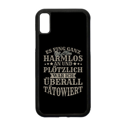 Es fing ganz harmlos an - iPhone Hülle CoverLarge     Tattoo Fashion von inked-mafia.de. Dieses Teil gehört in jeden Kleiderschrank eines inked-rebels! Finde ideale Geschenke für Tätowierte, Tattoofans oder Tätowierer.