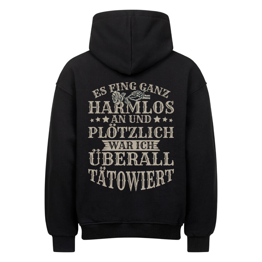 Es fing ganz harmlos an - Heavy Oversized Backprint Hoodie Hoodie     Tattoo Fashion von inked-mafia.de. Dieses Teil gehört in jeden Kleiderschrank eines inked-rebels! Finde ideale Geschenke für Tätowierte, Tattoofans oder Tätowierer.