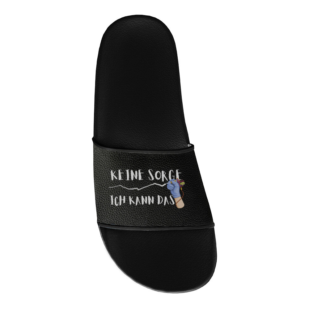 Ich kann das - Badelatschen Slippers     Tattoo Fashion von inked-mafia.de. Dieses Teil gehört in jeden Kleiderschrank eines inked-rebels! Finde ideale Geschenke für Tätowierte, Tattoofans oder Tätowierer.