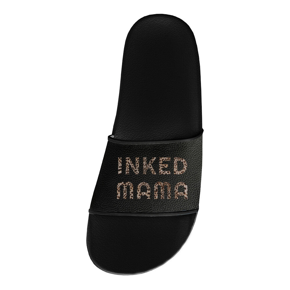 Inked Mama - Badelatschen Slippers     Tattoo Fashion von inked-mafia.de. Dieses Teil gehört in jeden Kleiderschrank eines inked-rebels! Finde ideale Geschenke für Tätowierte, Tattoofans oder Tätowierer.