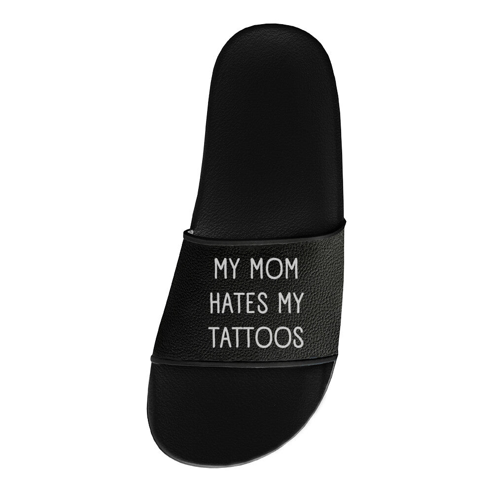 Mom - Badelatschen Slippers     Tattoo Fashion von inked-mafia.de. Dieses Teil gehört in jeden Kleiderschrank eines inked-rebels! Finde ideale Geschenke für Tätowierte, Tattoofans oder Tätowierer.