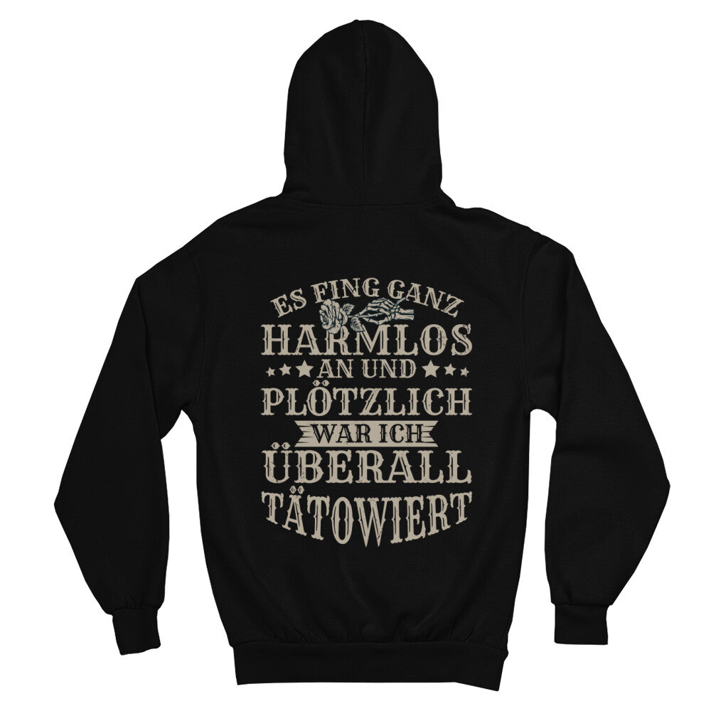 Es fing ganz harmlos an - Backprint Hoodie Hoodie  S Schwarz  Tattoo Fashion von inked-mafia.de. Dieses Teil gehört in jeden Kleiderschrank eines inked-rebels! Finde ideale Geschenke für Tätowierte, Tattoofans oder Tätowierer.