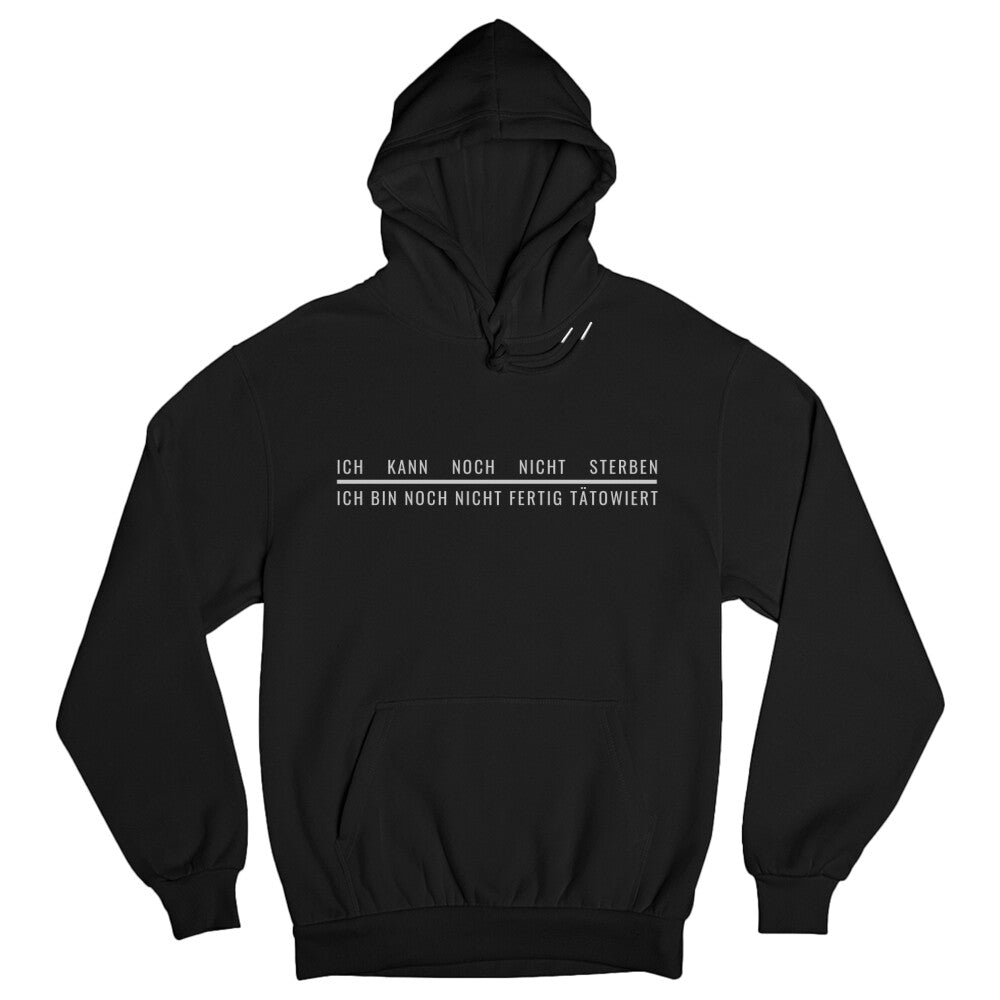 Ich bin noch nicht fertig tätowiert - Hoodie Hoodie  S Schwarz  Tattoo Fashion von inked-mafia.de. Dieses Teil gehört in jeden Kleiderschrank eines inked-rebels! Finde ideale Geschenke für Tätowierte, Tattoofans oder Tätowierer.