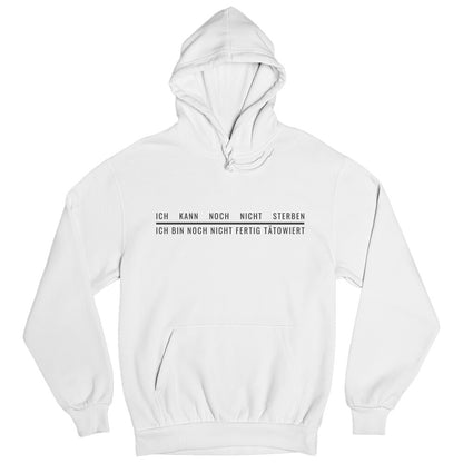 Ich bin noch nicht fertig tätowiert - Hoodie Hoodie  S Weiß  Tattoo Fashion von inked-mafia.de. Dieses Teil gehört in jeden Kleiderschrank eines inked-rebels! Finde ideale Geschenke für Tätowierte, Tattoofans oder Tätowierer.