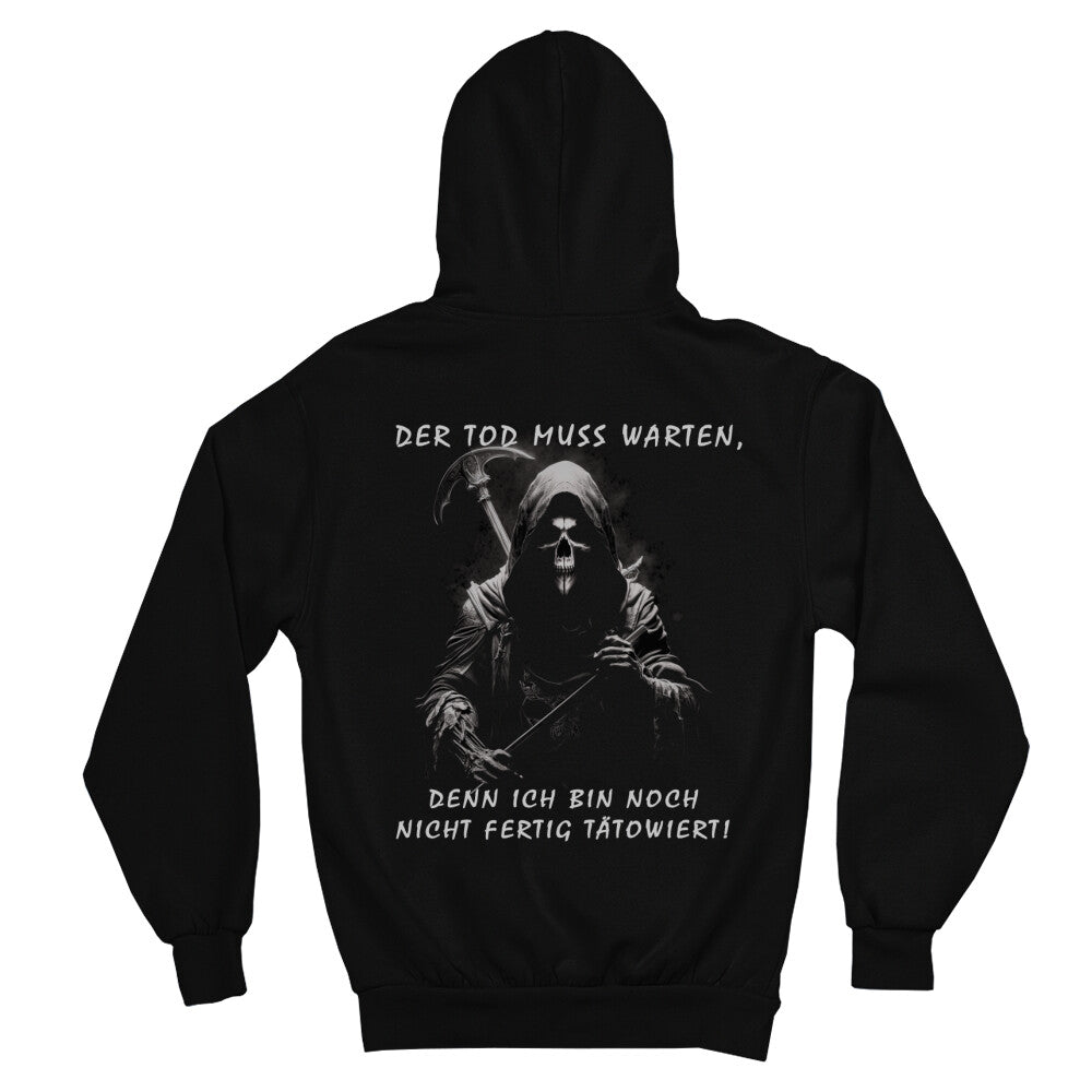 Der Tod muss warten - Backprint Hoodie Hoodie  S Schwarz  Tattoo Fashion von inked-mafia.de. Dieses Teil gehört in jeden Kleiderschrank eines inked-rebels! Finde ideale Geschenke für Tätowierte, Tattoofans oder Tätowierer.