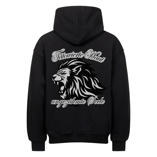 Ungezähmte Seele - Heavy Oversized Backprint Hoodie Hoodie  XS Schwarz  Tattoo Fashion von inked-mafia.de. Dieses Teil gehört in jeden Kleiderschrank eines inked-rebels! Finde ideale Geschenke für Tätowierte, Tattoofans oder Tätowierer.