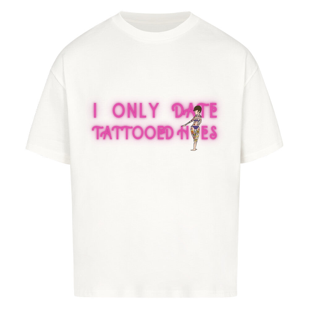 Date - Heavy Oversized Shirt T-Shirt  XS Weiß  Tattoo Fashion von inked-mafia.de. Dieses Teil gehört in jeden Kleiderschrank eines inked-rebels! Finde ideale Geschenke für Tätowierte, Tattoofans oder Tätowierer.