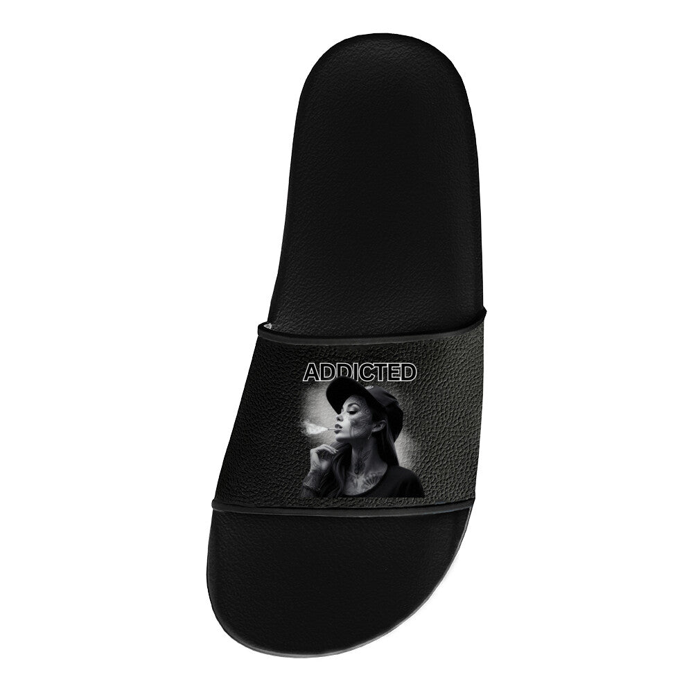 Addicted - Badelatschen Slippers     Tattoo Fashion von inked-mafia.de. Dieses Teil gehört in jeden Kleiderschrank eines inked-rebels! Finde ideale Geschenke für Tätowierte, Tattoofans oder Tätowierer.