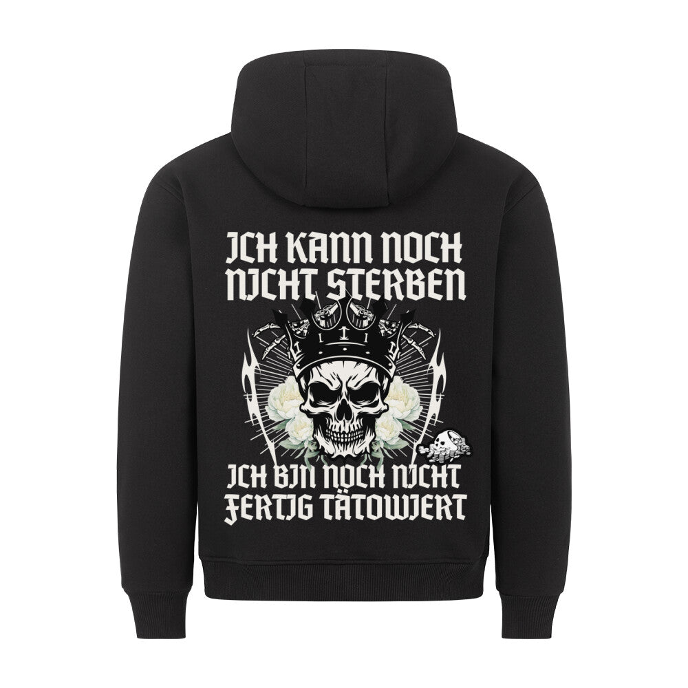 Ich kann noch nicht sterben - Backprint Hoodie Hoodie  S Schwarz  Tattoo Fashion von inked-mafia.de. Dieses Teil gehört in jeden Kleiderschrank eines inked-rebels! Finde ideale Geschenke für Tätowierte, Tattoofans oder Tätowierer.