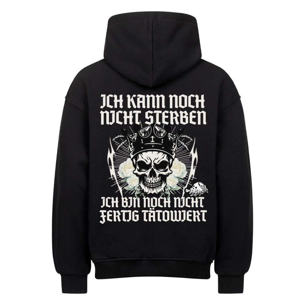 Ich kann noch nicht sterben - Heavy Oversized Backprint Hoodie Hoodie  XS Schwarz  Tattoo Fashion von inked-mafia.de. Dieses Teil gehört in jeden Kleiderschrank eines inked-rebels! Finde ideale Geschenke für Tätowierte, Tattoofans oder Tätowierer.