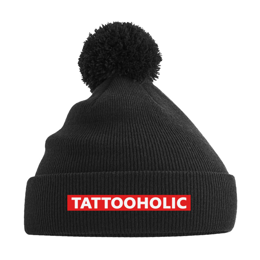 Tattooholic - Bommelmütze Beanie  One Size Schwarz  Tattoo Fashion von inked-mafia.de. Dieses Teil gehört in jeden Kleiderschrank eines inked-rebels! Finde ideale Geschenke für Tätowierte, Tattoofans oder Tätowierer.