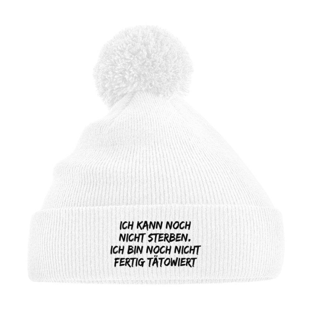 Ich kann noch nicht sterben - Bommelmütze Beanie  One Size Weiß  Tattoo Fashion von inked-mafia.de. Dieses Teil gehört in jeden Kleiderschrank eines inked-rebels! Finde ideale Geschenke für Tätowierte, Tattoofans oder Tätowierer.