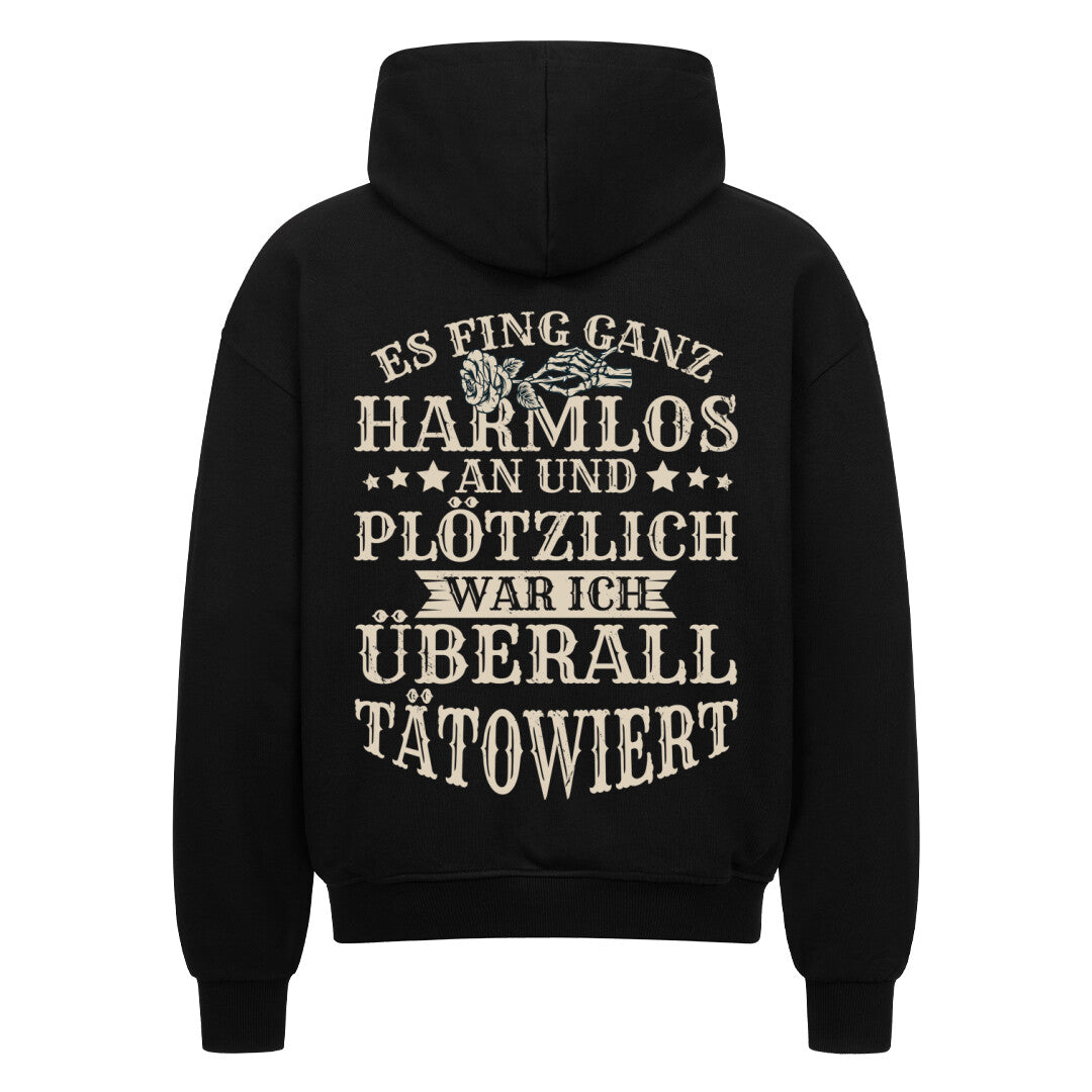Es fing ganz harmlos an - Heavy Oversized Backprint Zipper Hoodie  S Schwarz  Tattoo Fashion von inked-mafia.de. Dieses Teil gehört in jeden Kleiderschrank eines inked-rebels! Finde ideale Geschenke für Tätowierte, Tattoofans oder Tätowierer.