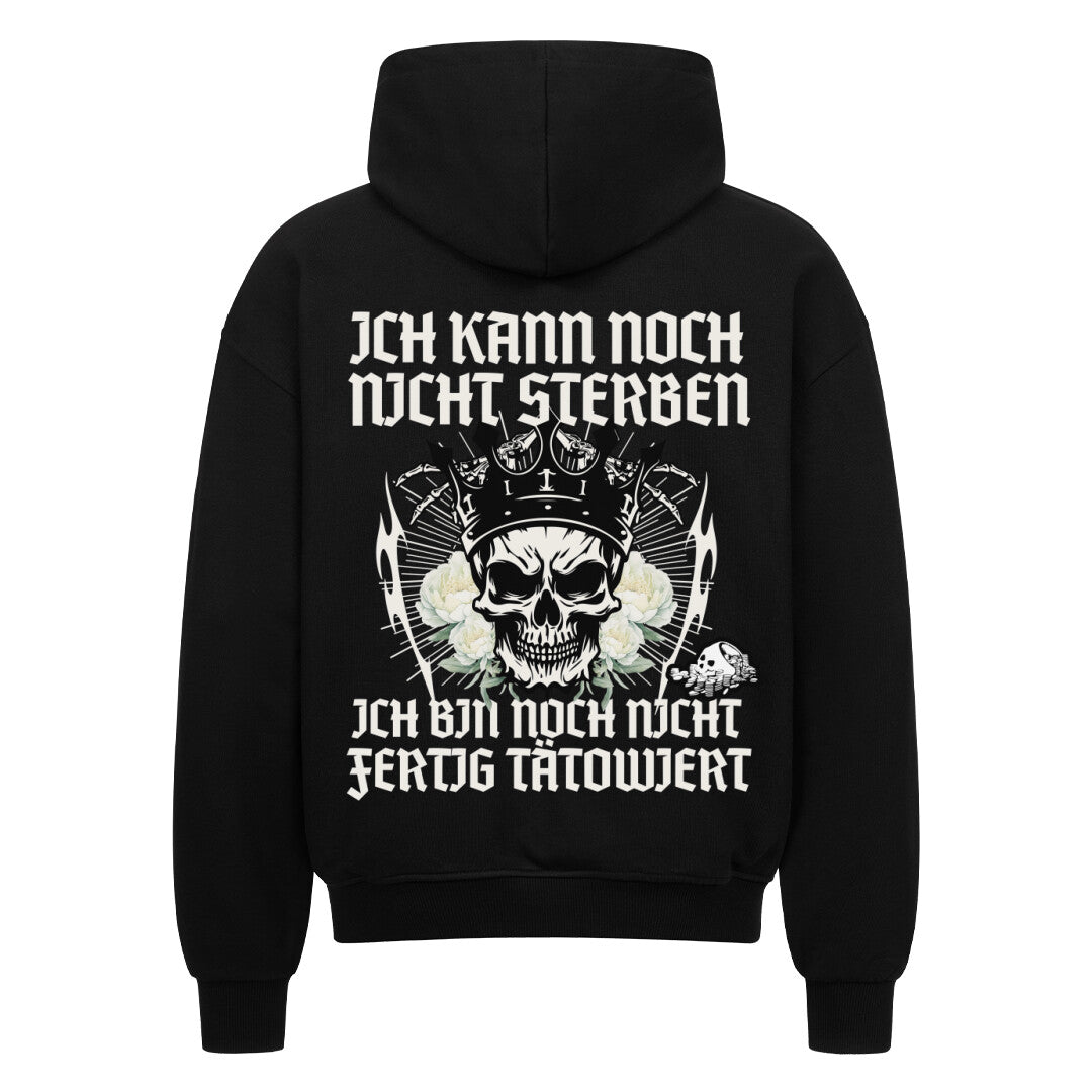 Ich kann noch nicht sterben - Heavy Oversized Backprint Zipper Hoodie  S Schwarz  Tattoo Fashion von inked-mafia.de. Dieses Teil gehört in jeden Kleiderschrank eines inked-rebels! Finde ideale Geschenke für Tätowierte, Tattoofans oder Tätowierer.